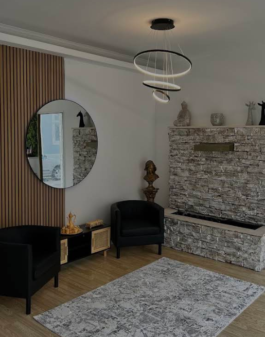 Sala de espera da HEALTH Montijo com painel ripado em madeira