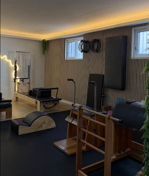 Sala de pilates da HEALTH Montijo com reformer e barrel